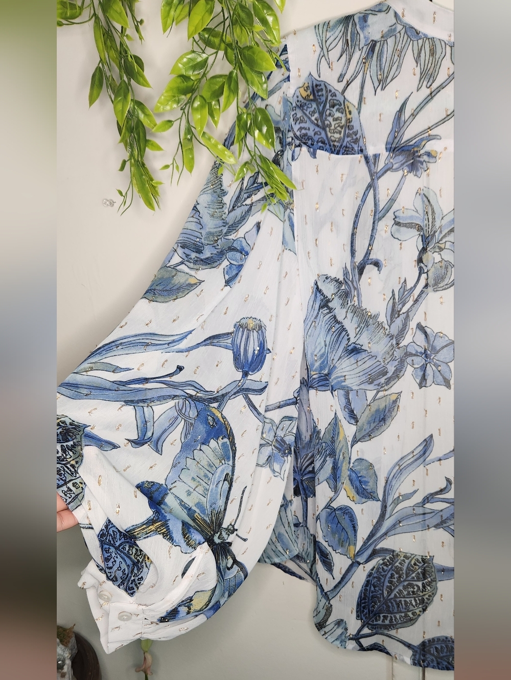 ✨ Chico’s Painted Wings Blouse NWT Blue Floral Butterfly Gold Detail ✨ - Picture 7 of 9